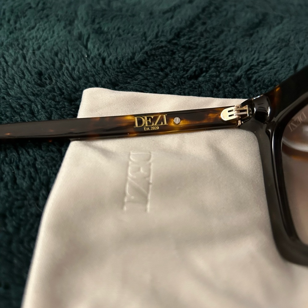 Dezi “Fall Back” Tortoise Shell Sunglasses- Worn … - image 4